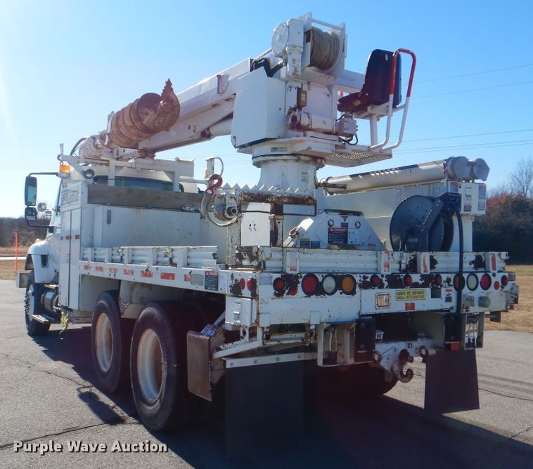 image for item AE9501 2004 International 7400  digger derrick truck