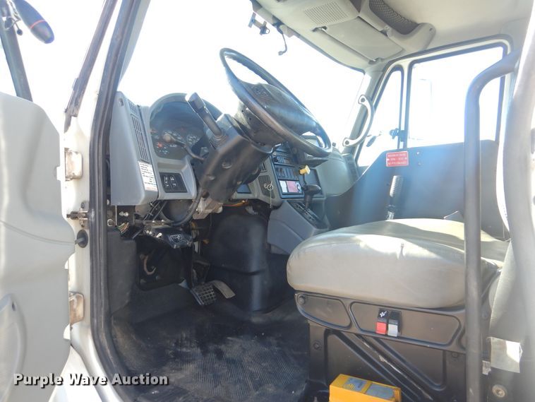 image for item AE9501 2004 International 7400  digger derrick truck