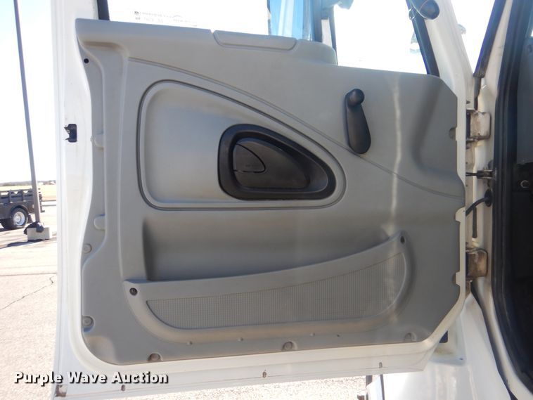 image for item AE9501 2004 International 7400  digger derrick truck