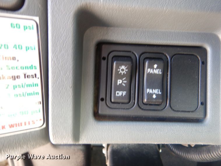 image for item AE9501 2004 International 7400  digger derrick truck