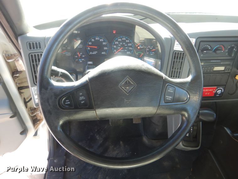 image for item AE9501 2004 International 7400  digger derrick truck