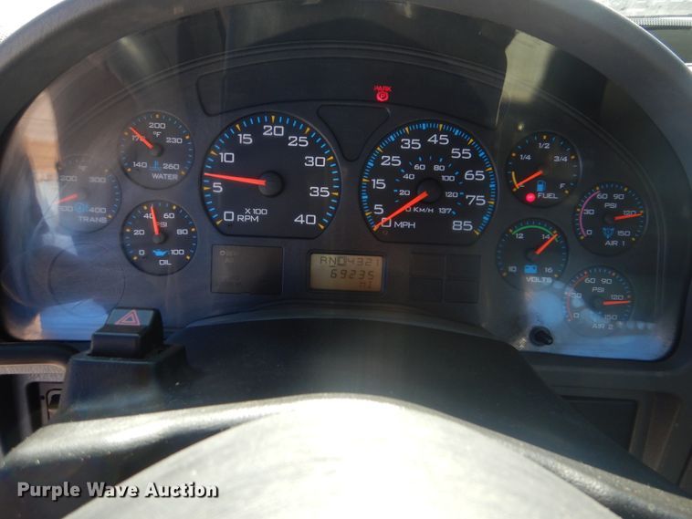 image for item AE9501 2004 International 7400  digger derrick truck