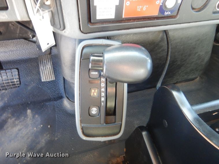 image for item AE9501 2004 International 7400  digger derrick truck