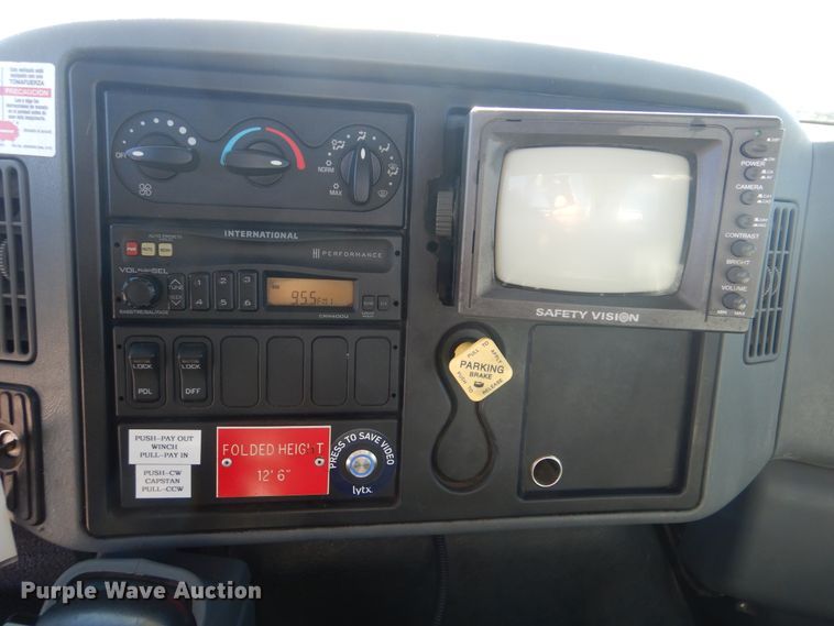 image for item AE9501 2004 International 7400  digger derrick truck