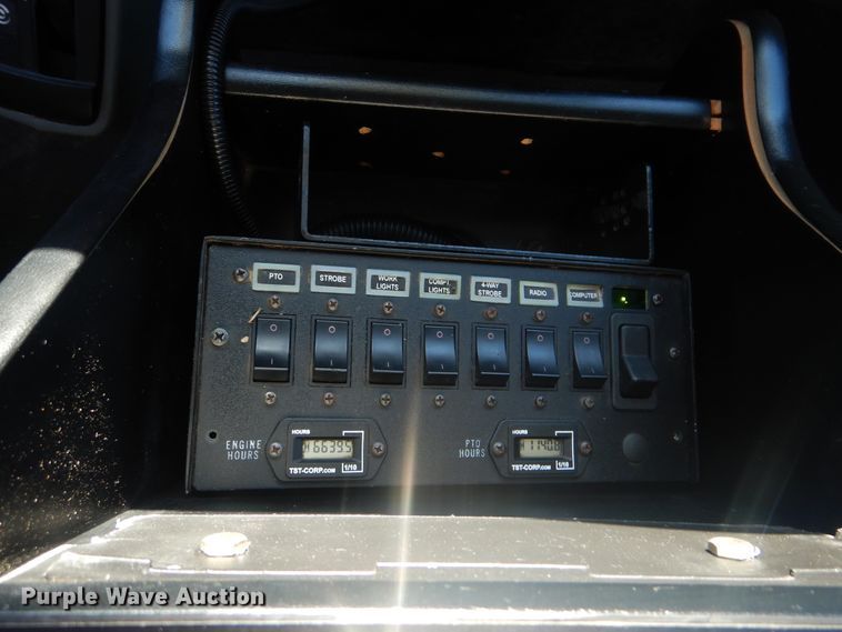 image for item AE9501 2004 International 7400  digger derrick truck