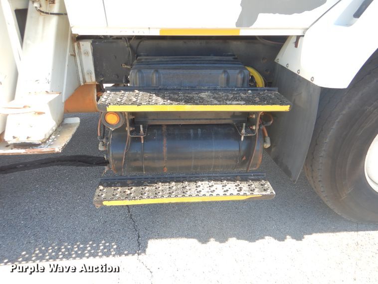 image for item AE9501 2004 International 7400  digger derrick truck