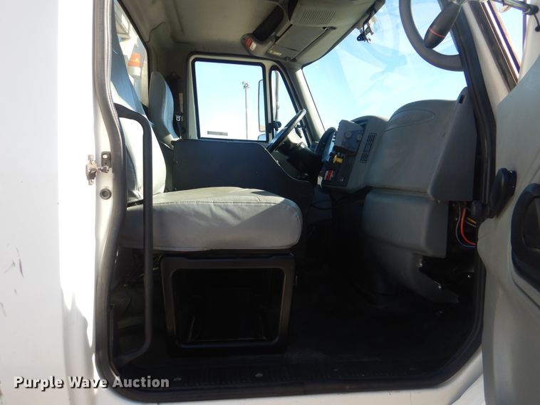 image for item AE9501 2004 International 7400  digger derrick truck