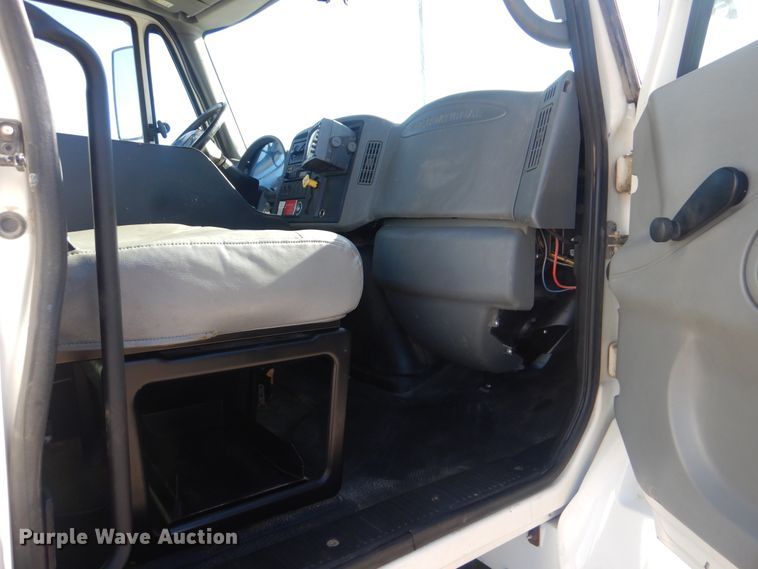 image for item AE9501 2004 International 7400  digger derrick truck