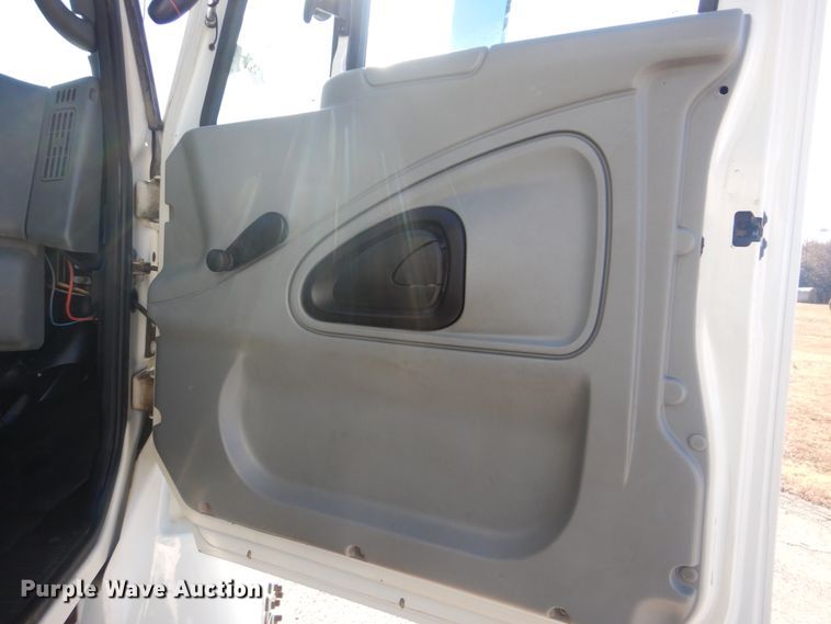 image for item AE9501 2004 International 7400  digger derrick truck