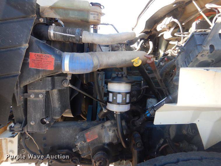 image for item AE9501 2004 International 7400  digger derrick truck