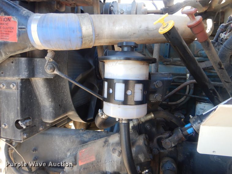 image for item AE9501 2004 International 7400  digger derrick truck