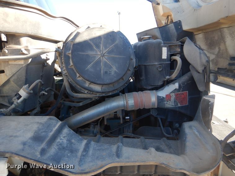 image for item AE9501 2004 International 7400  digger derrick truck