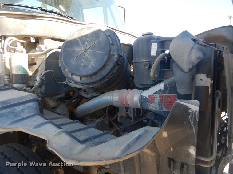 image for item AE9501 2004 International 7400  digger derrick truck