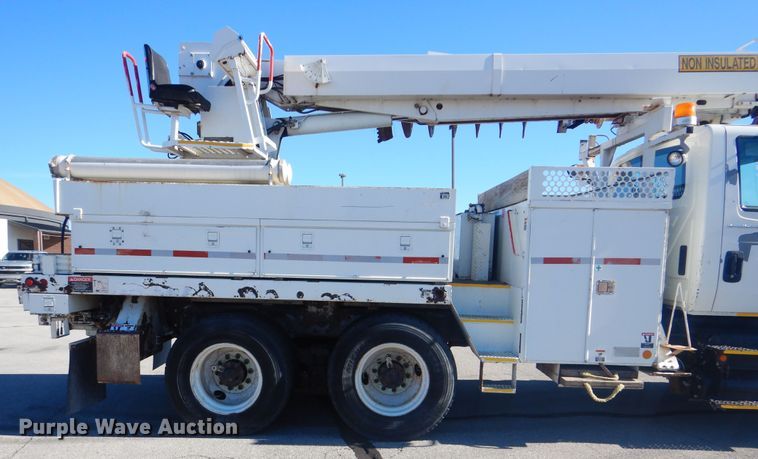 image for item AE9501 2004 International 7400  digger derrick truck