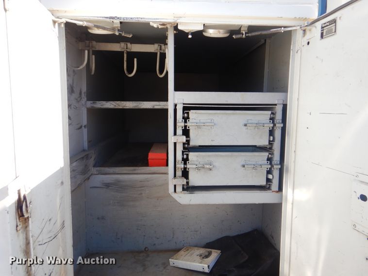 image for item AE9501 2004 International 7400  digger derrick truck