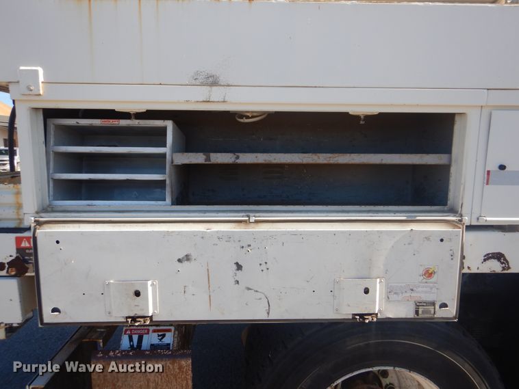 image for item AE9501 2004 International 7400  digger derrick truck