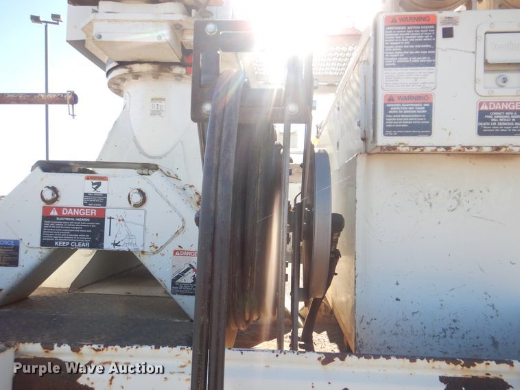 image for item AE9501 2004 International 7400  digger derrick truck