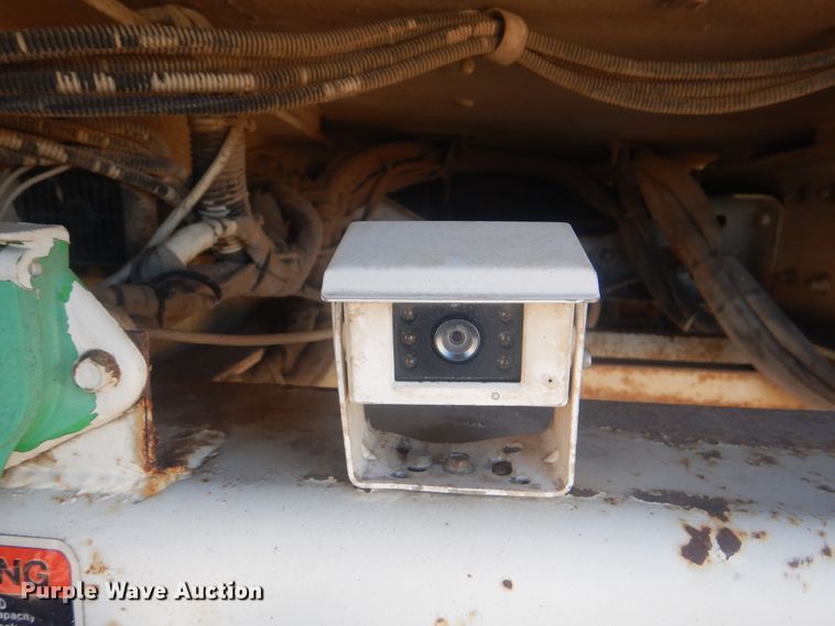 image for item AE9501 2004 International 7400  digger derrick truck