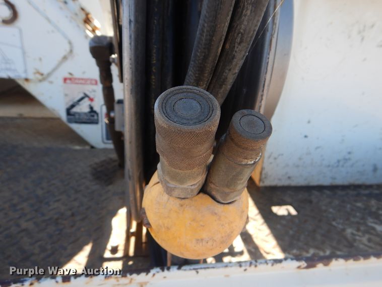 image for item AE9501 2004 International 7400  digger derrick truck