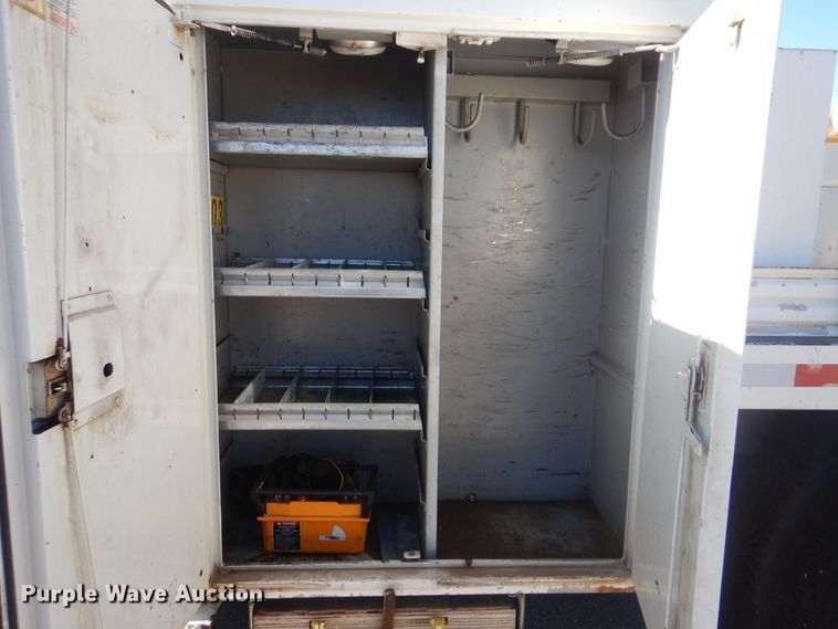 image for item AE9501 2004 International 7400  digger derrick truck