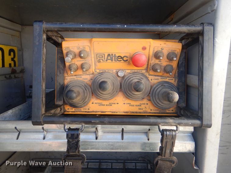 image for item AE9501 2004 International 7400  digger derrick truck