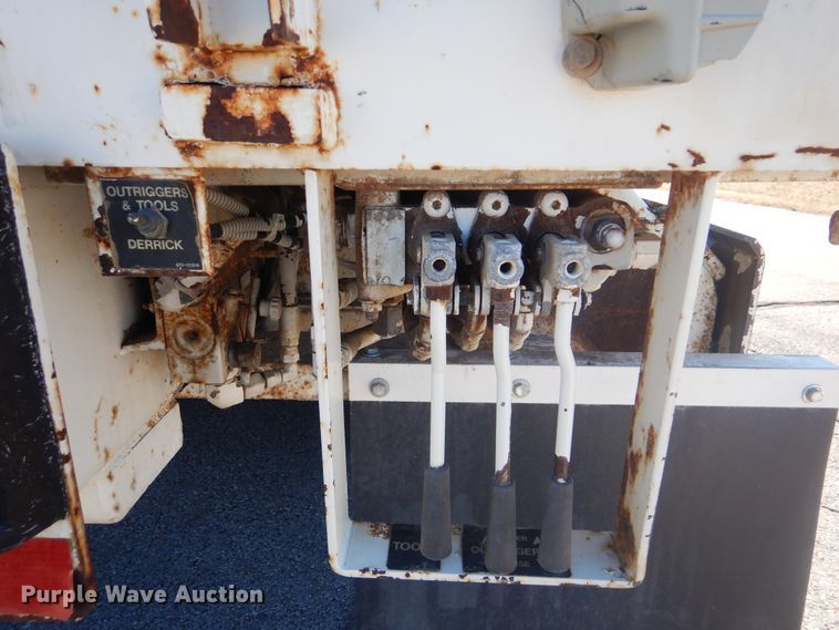 image for item AE9501 2004 International 7400  digger derrick truck