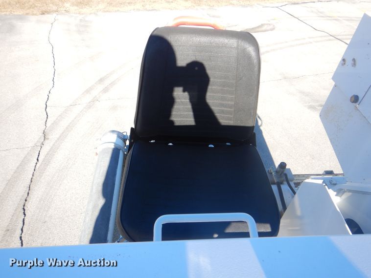 image for item AE9501 2004 International 7400  digger derrick truck