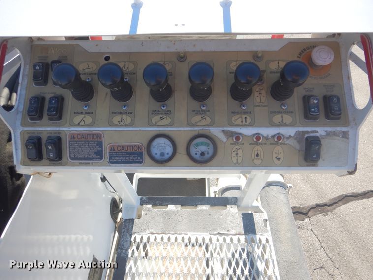 image for item AE9501 2004 International 7400  digger derrick truck