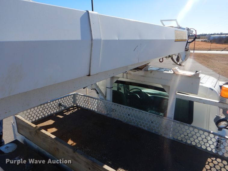 image for item AE9501 2004 International 7400  digger derrick truck