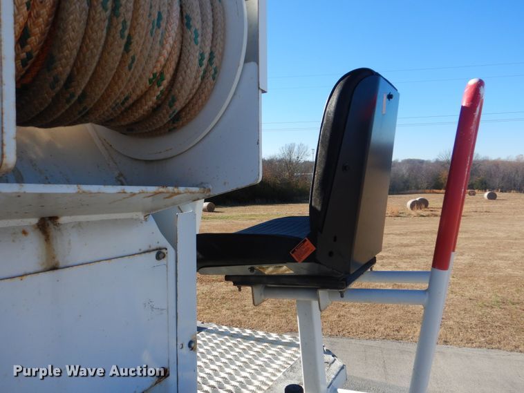 image for item AE9501 2004 International 7400  digger derrick truck