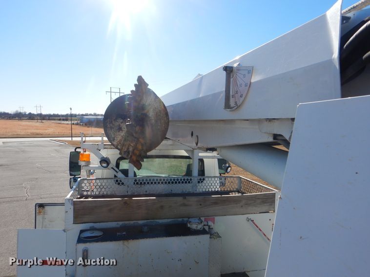 image for item AE9501 2004 International 7400  digger derrick truck