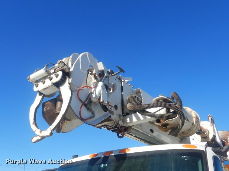 image for item AE9501 2004 International 7400  digger derrick truck