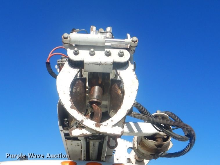 image for item AE9501 2004 International 7400  digger derrick truck