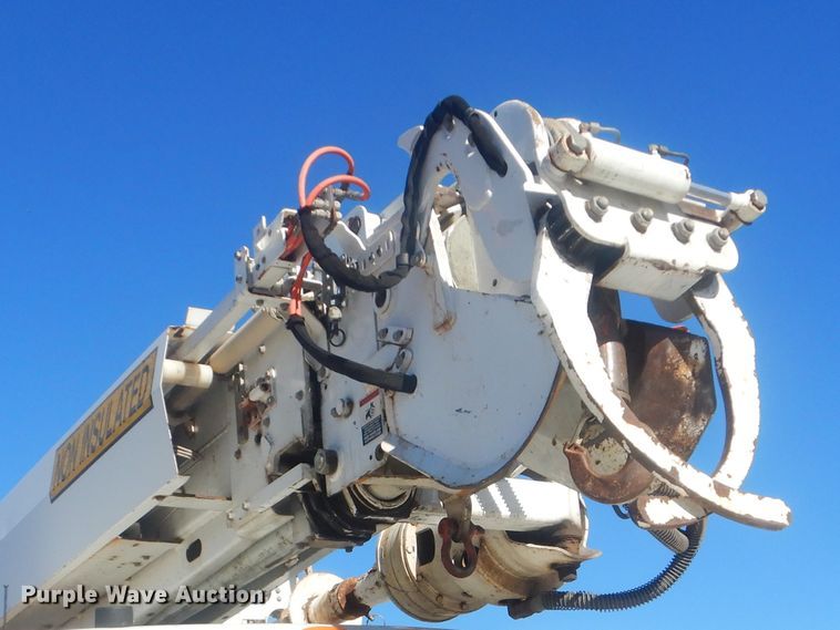 image for item AE9501 2004 International 7400  digger derrick truck