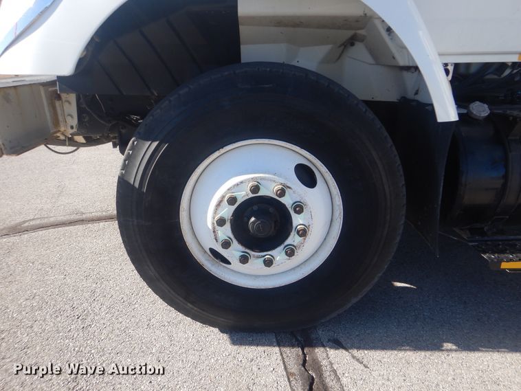 image for item AE9501 2004 International 7400  digger derrick truck