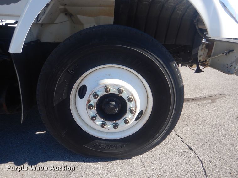 image for item AE9501 2004 International 7400  digger derrick truck