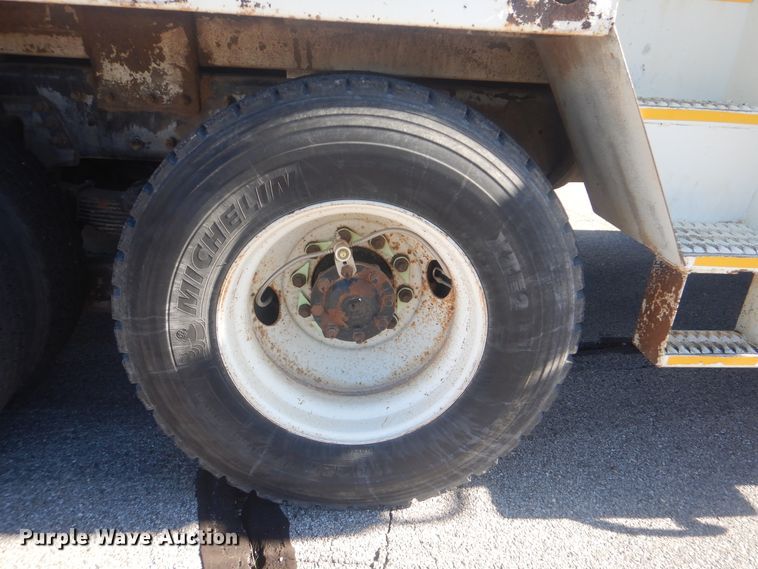 image for item AE9501 2004 International 7400  digger derrick truck