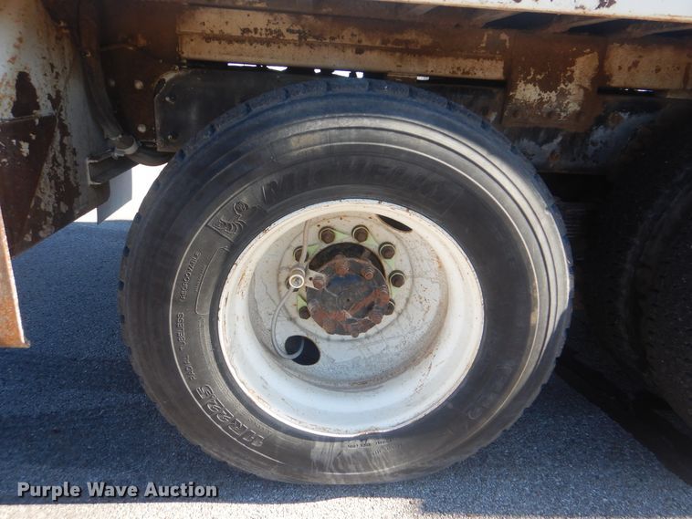 image for item AE9501 2004 International 7400  digger derrick truck