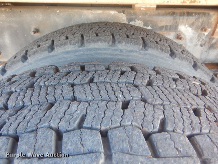 image for item AE9501 2004 International 7400  digger derrick truck