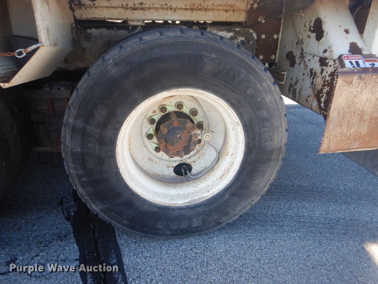 image for item AE9501 2004 International 7400  digger derrick truck