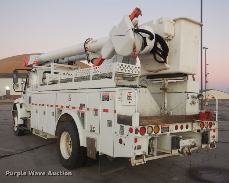 image for item AE9509 2006 International 4400  bucket truck