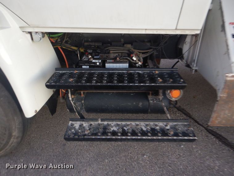 image for item AE9509 2006 International 4400  bucket truck