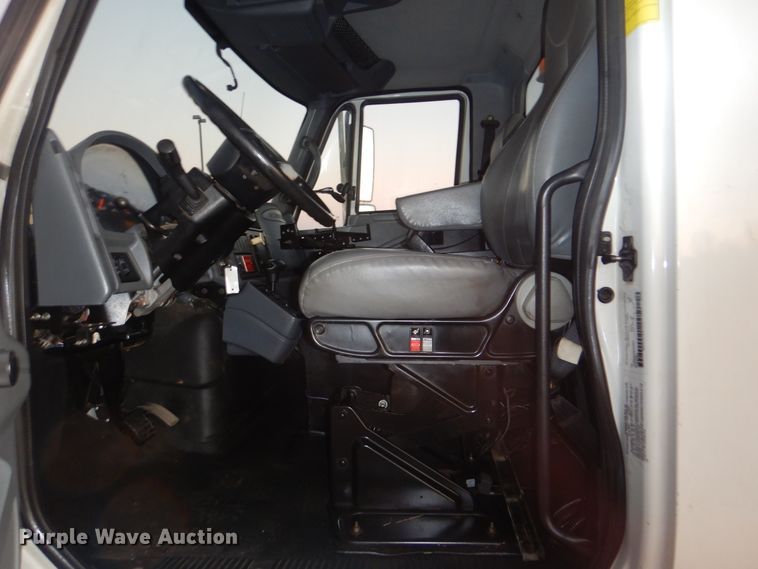 image for item AE9509 2006 International 4400  bucket truck