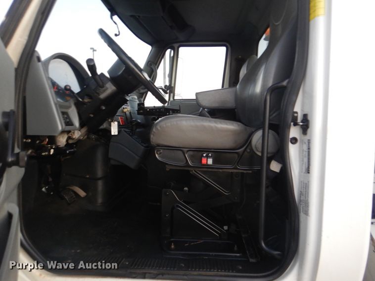 image for item AE9509 2006 International 4400  bucket truck