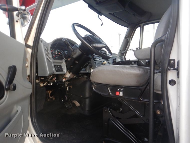 image for item AE9509 2006 International 4400  bucket truck