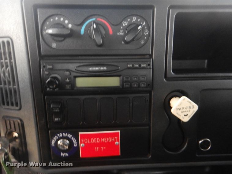 image for item AE9509 2006 International 4400  bucket truck