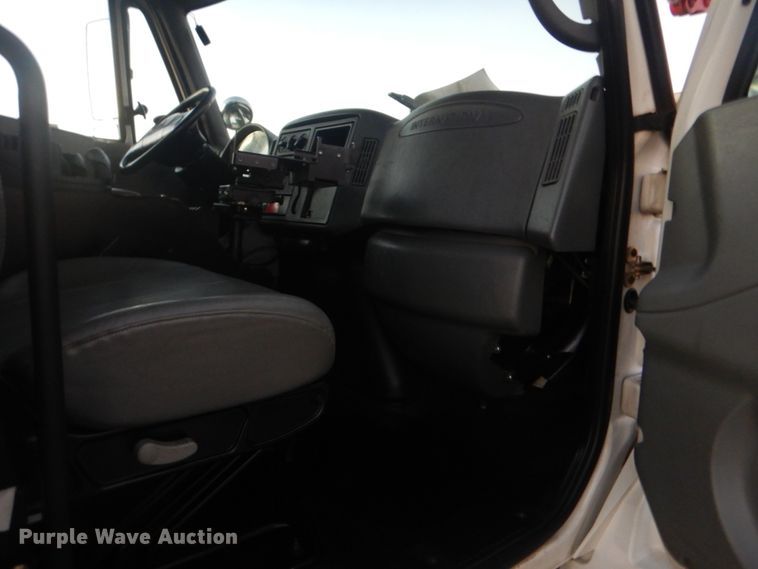 image for item AE9509 2006 International 4400  bucket truck