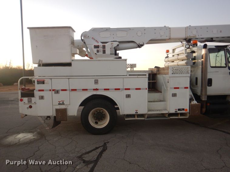 image for item AE9509 2006 International 4400  bucket truck