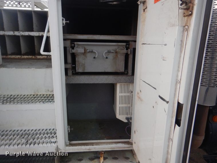 image for item AE9509 2006 International 4400  bucket truck