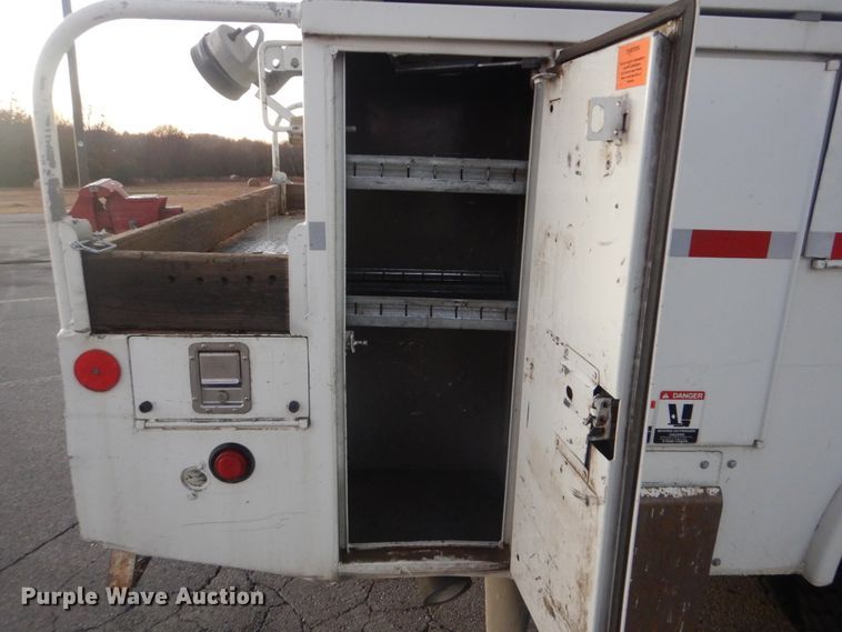 image for item AE9509 2006 International 4400  bucket truck